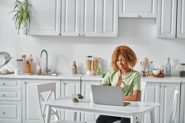 Gelukkig Afrikaans Amerikaanse Vrouw Beugel Met Gebarentaal Tijdens Videogesprek Laptop — Stockfoto