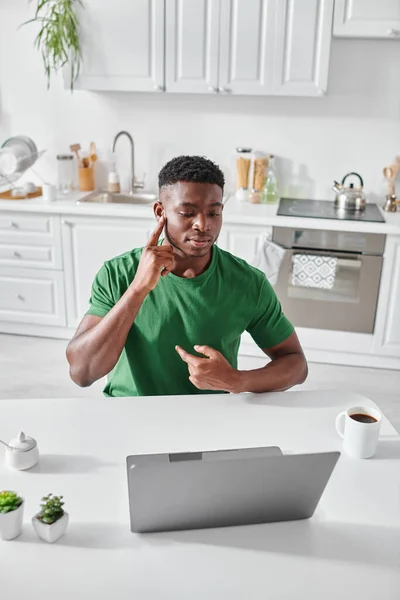 Hombre Afroamericano Sordo Camiseta Verde Usando Lenguaje Señas Para Comunicación — Foto de Stock