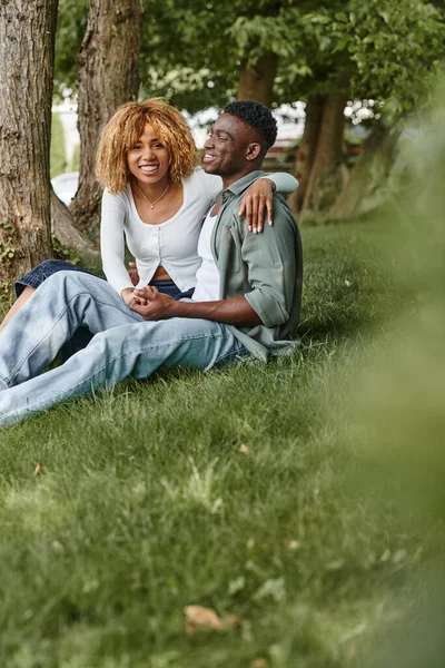 Feliz Africano Americano Pareja Casual Desgaste Abrazo Mientras Sentado Juntos —  Fotos de Stock