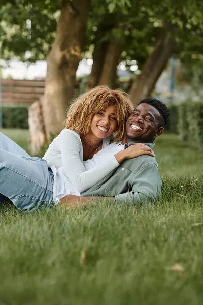 快乐的非洲裔美国夫妇 躺在草地上共度美好时光 — 图库照片