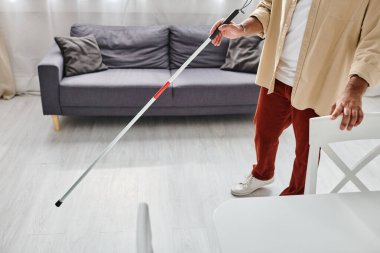 Mutfaktayken bastonuyla her gün rahat bir şekilde gezen kör Hintli adam görüntüsü.