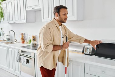 Görme engelli çekici Hintli adam rahat iç çamaşırı giyiyor ve yemek hazırlıyor, engelli.
