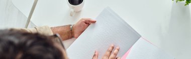 Kılık değiştirmiş Hindistan 'lı kör adam. Sade giyinmiş, baston okuyor. Braille kodu, afiş.