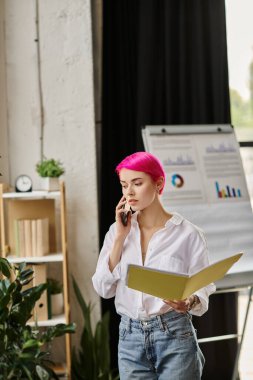 Pembe kısa saçlı çekici bir bayan işçi. Notlarını tutuyor ve telefonla konuşuyor.