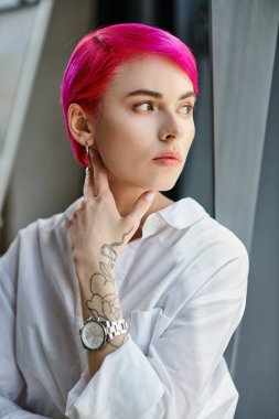 Beyaz günlük gömlekli güzel, pembe saçlı kadın poz veriyor ve başka tarafa bakıyor, iş konsepti.