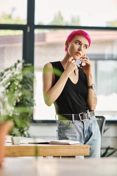 Внимательная Молодая Работница Розовыми Короткими Волосами Разговаривает Телефону Офисе Бизнес — стоковое фото
