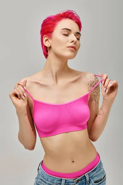 Jonge Vrouw Roze Gewas Top Jeans Met Tatoeages Poseren Met — Stockfoto