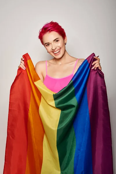 Retrato Mulher Feliz Jovem Com Cabelo Rosa Posando Com Bandeira — Fotografia de Stock