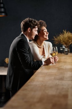 Akşamları ellerinde beyaz şarap kadehleri olan ve randevu sırasında gülümseyen mutlu, çok kültürlü bir çift.