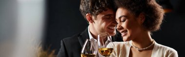 Sevgililer gününde kadehler dolusu beyaz şarap içen mutlu bir çift.