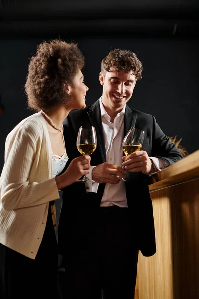 2月14日 ロマンスと愛の日に白ワインのグラスを保持する幸せな多様なカップル — ストック写真