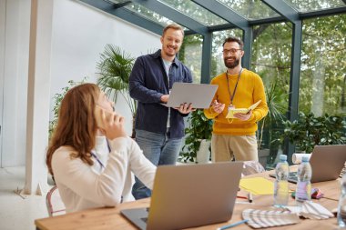 Neşeli, çekici iş adamları günlük kıyafetlerini giyip birlikte çalışmaya başladılar.