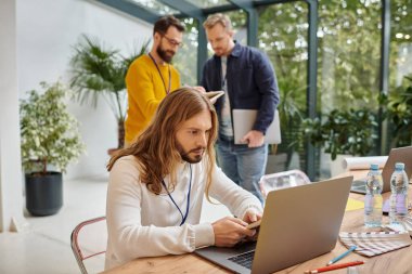 Gündelik giysiler içindeki çekici iş adamları birlikte çalışmaya başladılar.