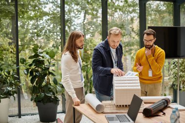 ... gündelik giysiler içindeki yakışıklı iş arkadaşları...... işteyken birlikte çalışıyorlar.
