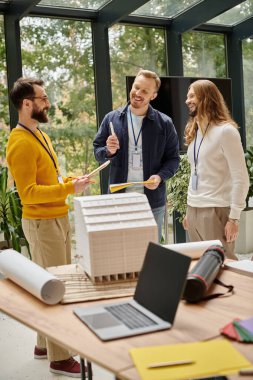 Gündelik giysiler içindeki çok çekici mimarlar yeni başladıkları ve birlikte çalıştıkları konsept üzerinde birlikte çalışıyorlar.