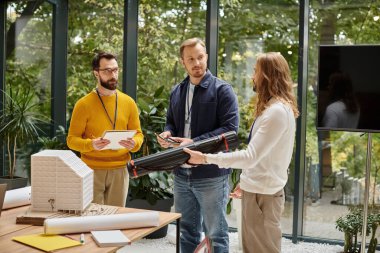 İyi görünümlü iş arkadaşları günlük kıyafetlerini giyip birlikte çalışmaya başladılar.