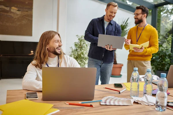 Neşeli, çekici iş adamları günlük kıyafetlerini giyip birlikte çalışmaya başladılar.