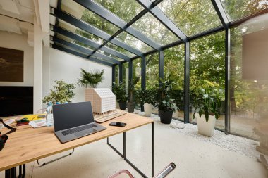 Çağdaş minimalist konferans odasının içinde masalar ve saksılarda canlı bitkiler.
