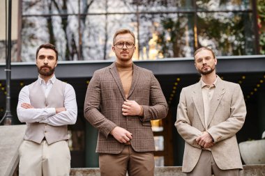 Sıkı çalışırken şık kıyafetler içinde birlikte poz veren yakışıklı iş adamları.