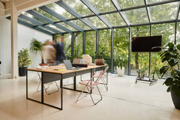 Длительное фото бизнесменов, позирующих в движении во время работы над своим проектом в офисе