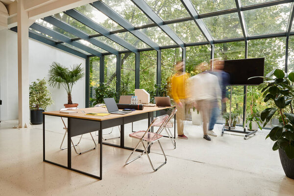 Длительное фото коллег, позирующих в движении во время работы над своим проектом в офисе