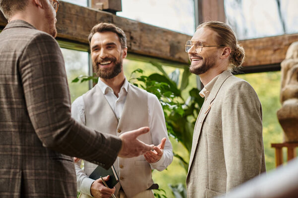 Счастливые красивые бизнес-лидеры с очками в сложных мантиях, работающие над собой