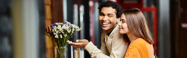 Otelin Resepsiyonunda Siyah Erkek Arkadaşının Yanında Gülümseyen Mutlu Genç Bir — Stok fotoğraf