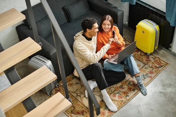 stock image Cheerful black man pointing at a smartphone screen, sharing an exciting moment with girlfriend