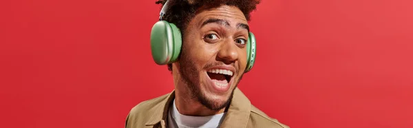 Bannière Homme Afro Américain Excité Dans Des Écouteurs Sans Fil — Photo