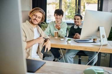 Mutlu yaratıcı ekip, 20 'li yaşlardaki adamlar ofiste monitörlere bakarken post-prodüksiyon çalışmalarına odaklandı.