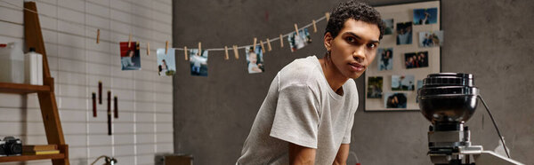 молодой афроамериканец, занимающийся искусством разработки фильмов в фотолаборатории, баннер