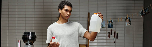 Африканский американский фотограф, проверяющий химический раствор в темной комнате, баннер для разработки фильмов