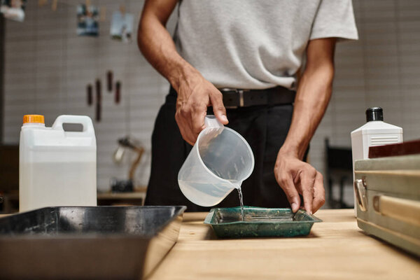 тщательный процесс разработки пленки, урожай африканских американец заливки химического раствора в лоток