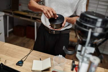 Afro-Amerikan fotoğrafçı elinde film tüpüyle karanlık odada analog gelişim sürecine girdi.