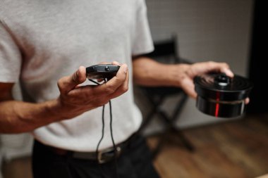 Afrika kökenli Amerikalı fotoğrafçı karanlık oda zamanlayıcısı kullanıyor. Film geliştirme sanatında bir araç.