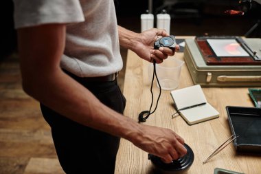 Afrika kökenli Amerikalı fotoğrafçı karanlık oda zamanlayıcısı, film geliştirme süreci kullanıyor.