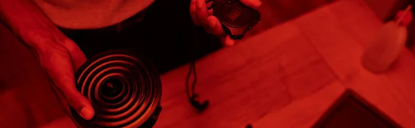Fotógrafo Cortado Quarto Escuro Vermelho Iluminado Homem Preto Com Temporizador — Fotografia de Stock