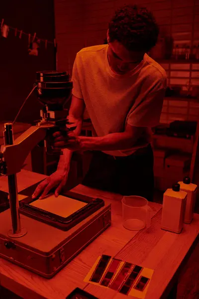 Fotógrafo Pele Escura Concentra Processo Delicado Ampliar Filme Sala Escura — Fotografia de Stock