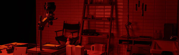 техосмотр с химическими бутылками и инструментами, демонстрация процесса разработки пленки, баннер