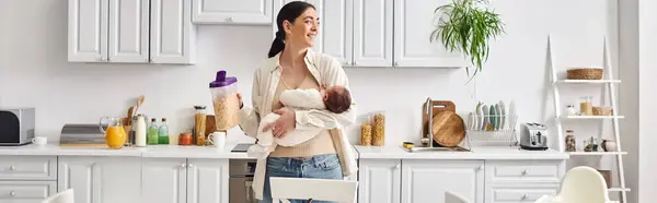 Mooie Vrolijke Vrouw Comfortabele Homewear Met Haar Schattige Pasgeboren Baby — Stockfoto