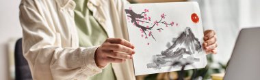 Bilgisayarda sanat eserlerini gösteren yatay bir genç kız afişi.