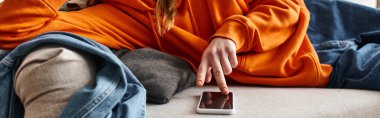 Akıllı telefonunu karıştıran ve kanepede dinlenirken kendini kötü hisseden genç bir kızın afişi.