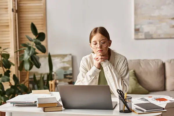 Nastolatka Dziewczyna Okularach Patrząc Jej Laptopa Podczas Zajęć Online Domu — Zdjęcie stockowe