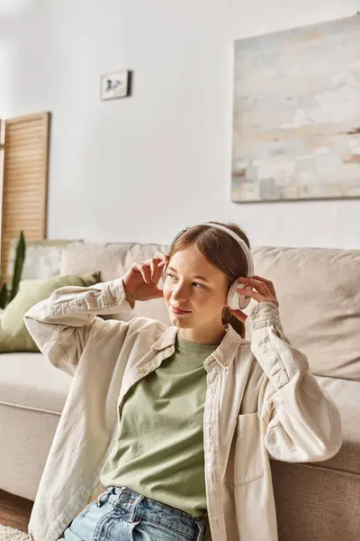 Kaygısız Genç Kız Kablosuz Kulaklıklarıyla Rahatlıyor Kanepenin Yanında Müzik Dinliyor — Stok fotoğraf