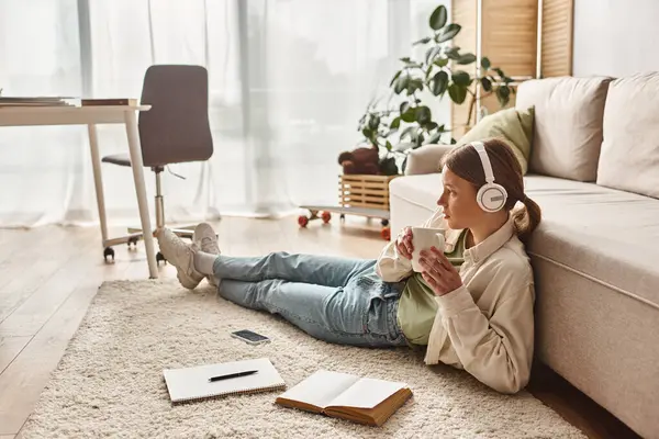 Adolescente Disfrutando Música Sus Auriculares Sosteniendo Una Taza Cerca Portátiles — Foto de Stock