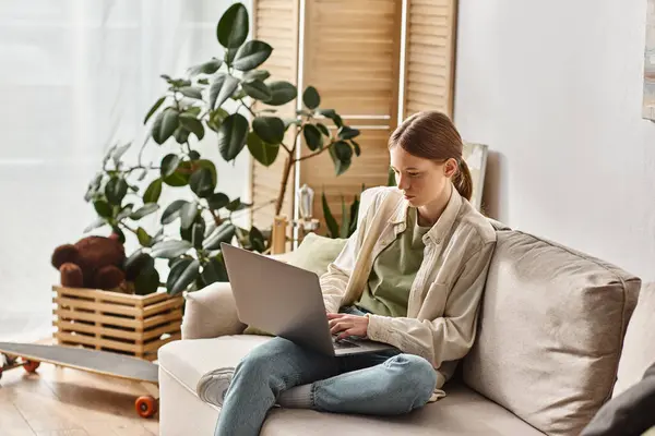 Tenåringsjente Fokusert Læring Ved Hjelp Hennes Laptop Sitter Komfortabel Sofa – stockfoto