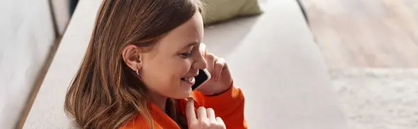 Gelukkig Tiener Meisje Met Een Telefoontje Smartphone Zitten Bank Woonkamer — Stockfoto