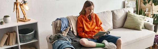 Genç Kız Kitap Okurken Dağınık Bir Kanepede Oturuyor Evdeki Kıyafet — Stok fotoğraf