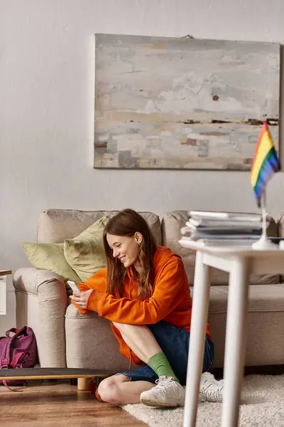Positive Teenie Mädchen Mit Ihrem Smartphone Der Nähe Von Couch — Stockfoto