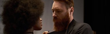 Kıvırcık Afrikalı Amerikalı kadın. Randevu sırasında sakallı adam ceketi giyiyor. Seksi çift afişi.